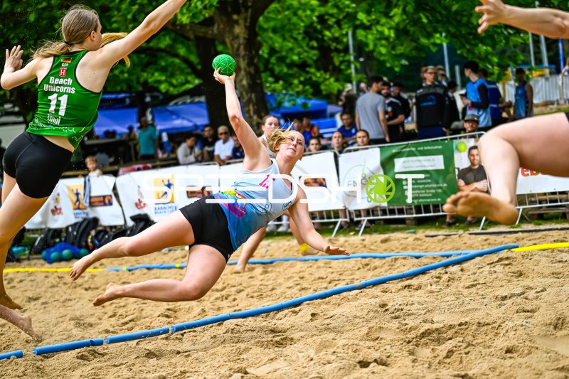 Spektakulärer Wurfversuch (#15) im Beach-Handball-Spiel gegen Beach Unicorns