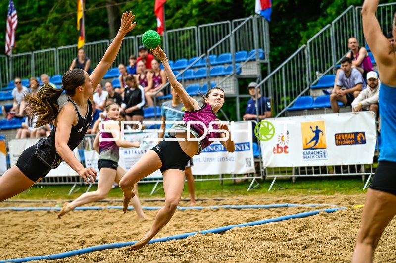Spielerin (#4) beim Wurfversuch beim Karacho Beach Cup