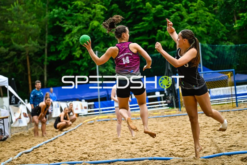 Spielerin (#14; Brüder Ismaning) beim Wurfversuch im Beach-Handball