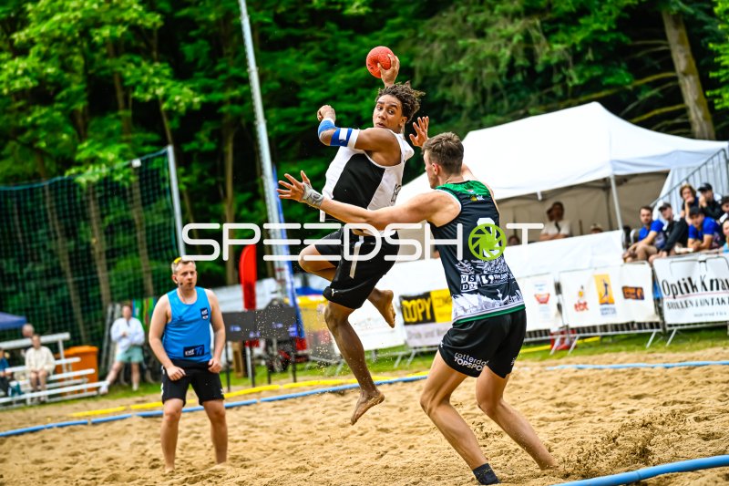 Spektakulärer Sprungwurf beim Beach-Handball-Turnier