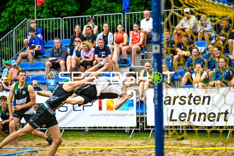 Spektakulärer Wurfversuch beim Beach-Handball vor vollem Publikum