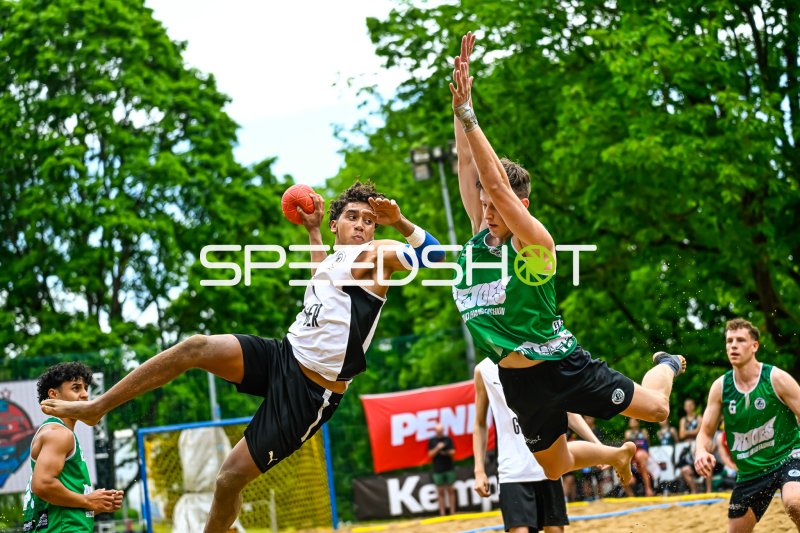 Wurfaktion im Beach-Handball: Spieler im Zweikampf gegen Gegner