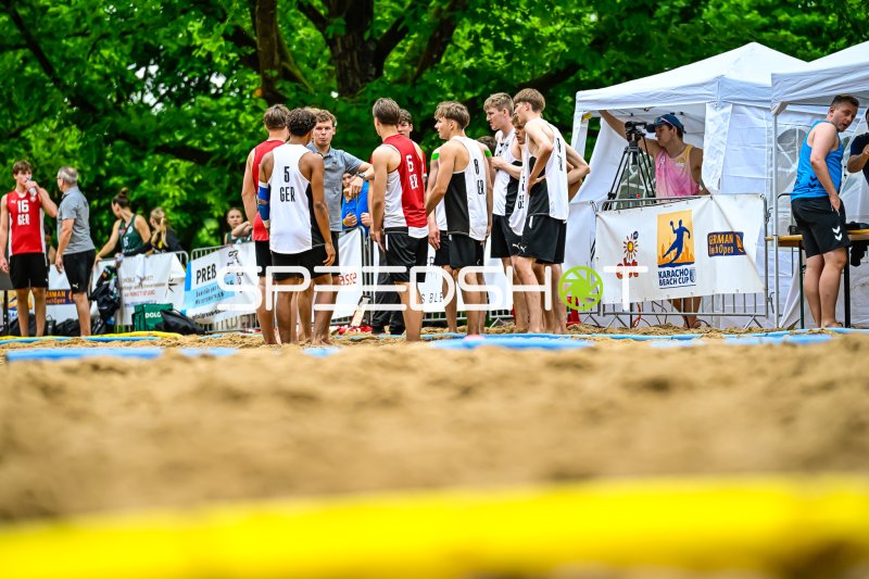 Deutschland-Junioren beim Karacho Beach Cup im Teamgespräch