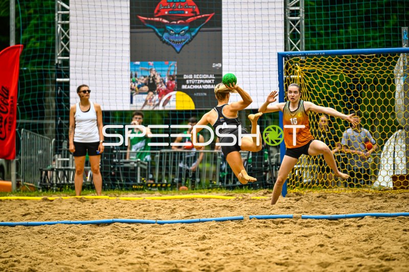 Spielerin (#4) beim Torwurf gegen Torfrau (#16) im Beachhandball
