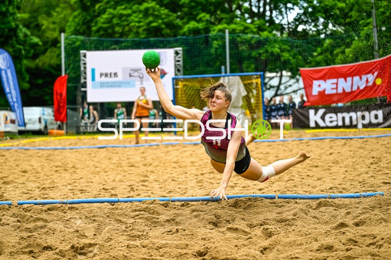 Spielerin (#11) mit Wurfaktion beim Beach-Handball-Turnier