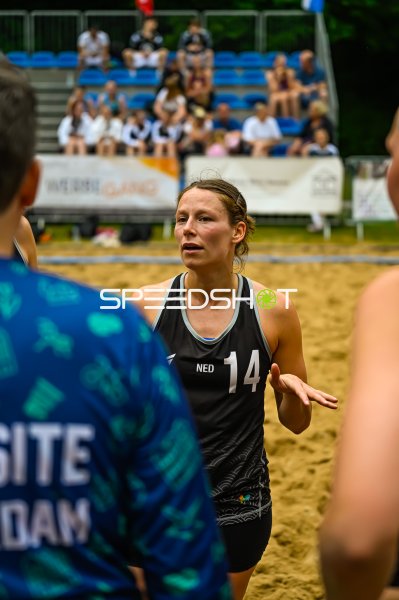 Niederländische Spielerin (#14; NED) im Gespräch beim Beach-Handball