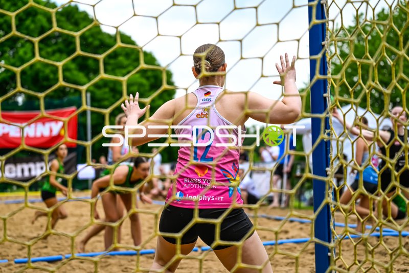Torfrau #12 (Deutschland) hält das Tor beim Beach-Handball