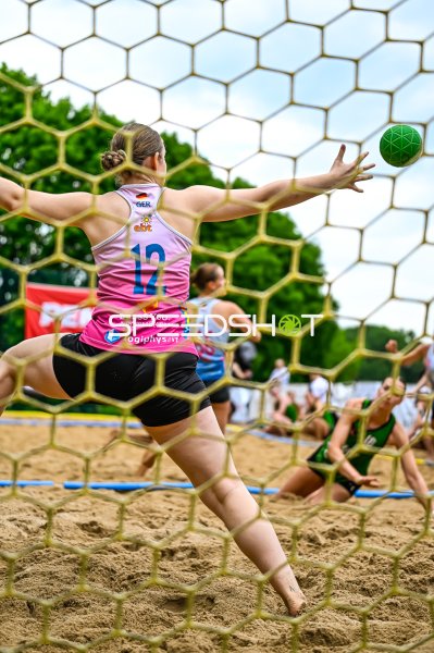Torfrau #12 (GER) pariert beim Beach-Handball-Turnier