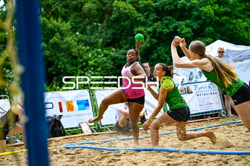 Wurfaktion beim Beach-Handball-Turnier im Sand
