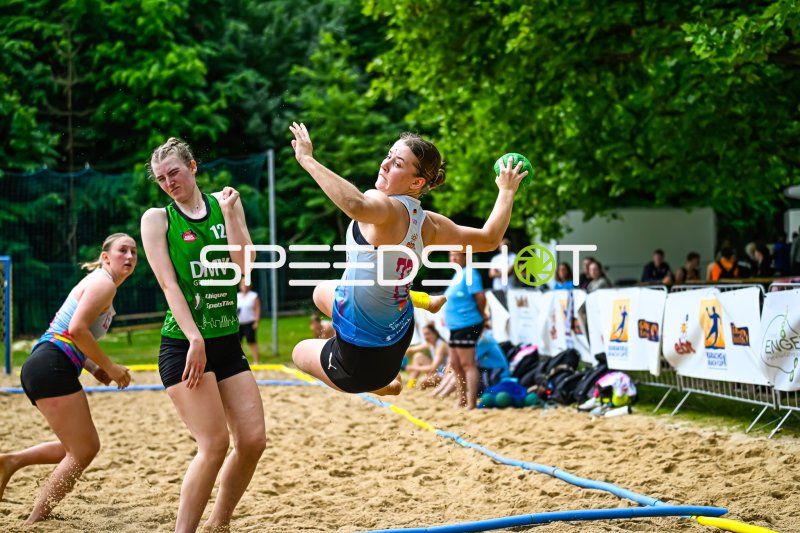 Wurfaktion beim Beach-Handball-Turnier im Sprung