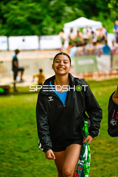 Lächelnde Spielerin mit Hummel-Jacke bei Outdoor-Sportveranstaltung