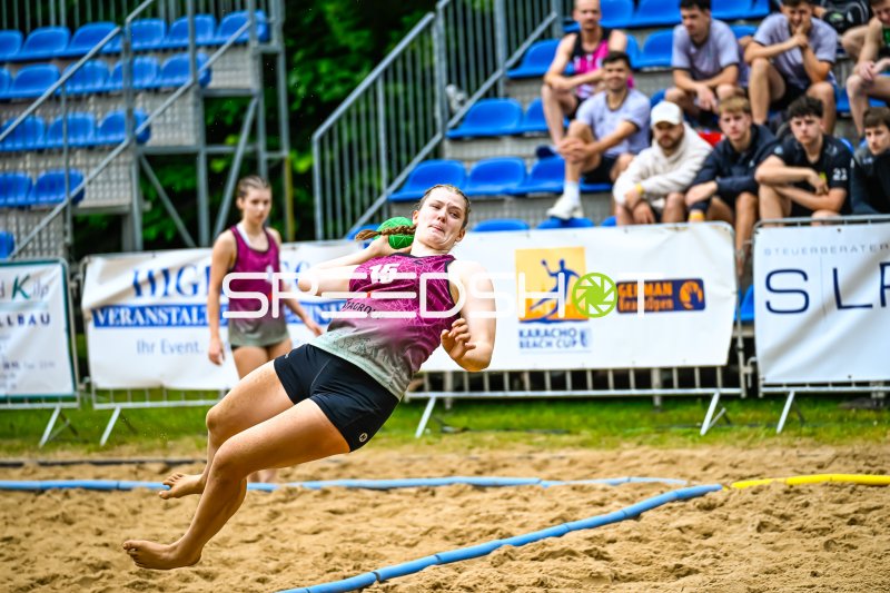 Spielerin (#15) beim Wurfversuch beim Karacho Beach Cup