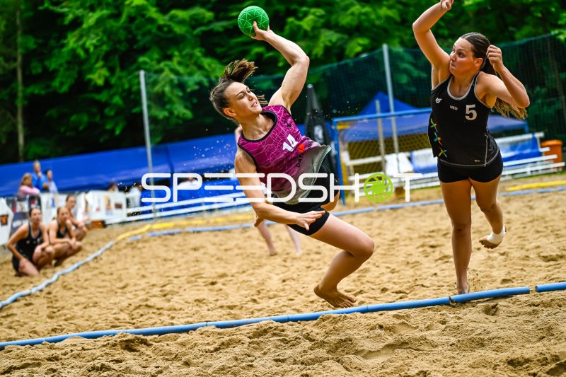 Spielerin (#14) beim Wurfversuch im Beach-Handball-Spiel