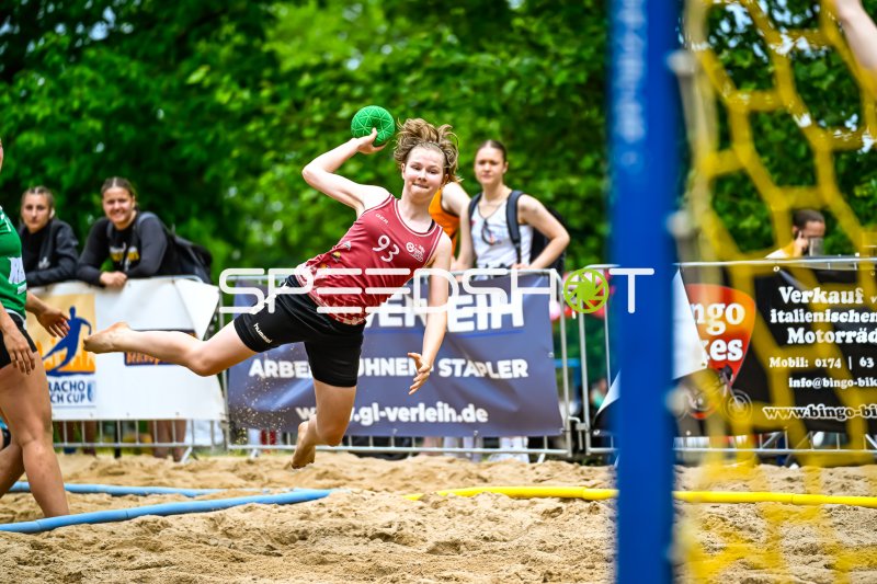 Spielerin (#93) beim Wurfversuch im Beach-Handball