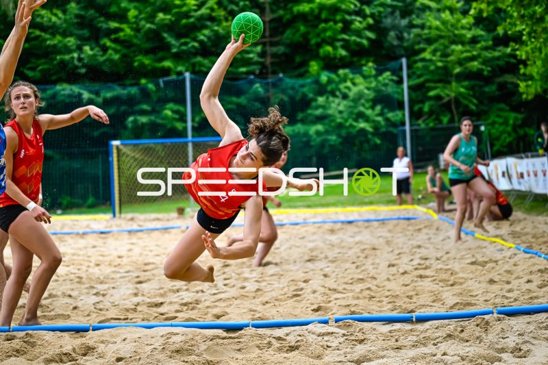 Spektakulärer Sprungwurf (#4) beim Beach-Handball-Match