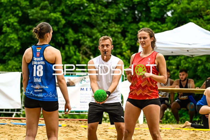 Schiedsrichter erklärt Entscheidung bei Beach-Handball-Partie