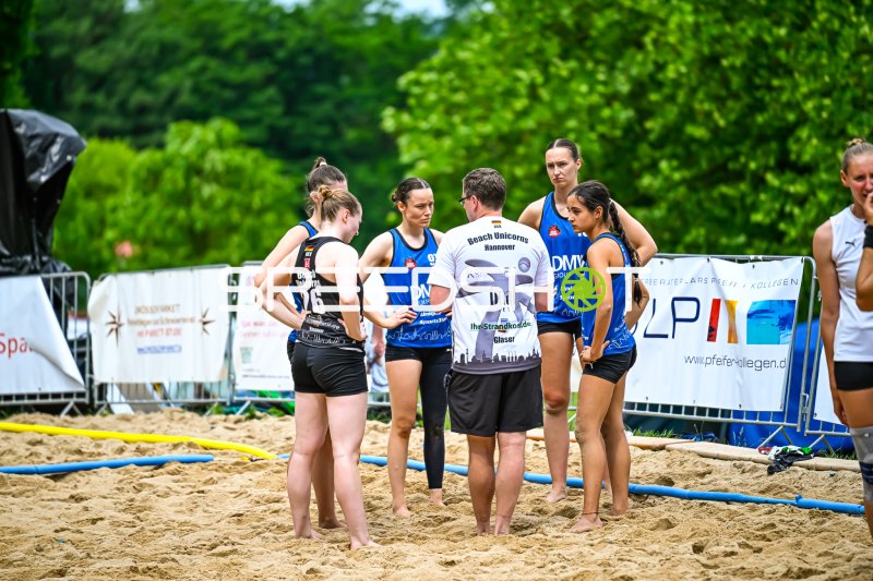 Beach Unicorns Hannover bei Teambesprechung auf dem Sandfeld