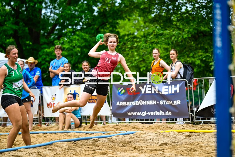 Spielerin (#93) beim Wurfversuch im Beach-Handball-Turnier