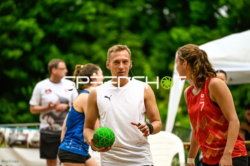 Schiedsrichter mit Handball bei Outdoor-Handballspiel