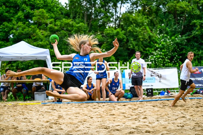 Spielerin (#11; OMV Group) beim Wurfversuch im Beach-Handball