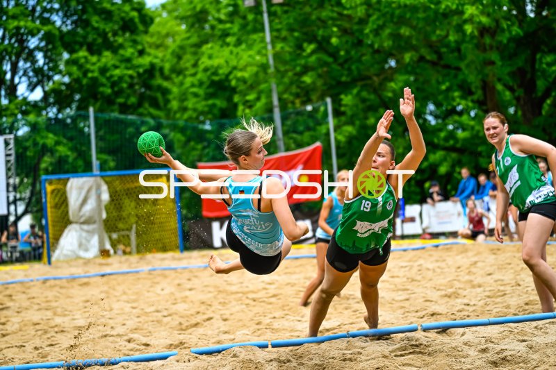 Spektakulärer Wurfversuch im Beach-Handball-Turnier