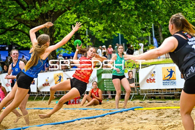 Spielerin (#7) beim Wurfversuch beim Karacho Beach Cup