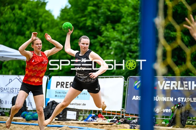 Spielerin (#26; DMTV) beim Sprungwurf im Beach-Handball