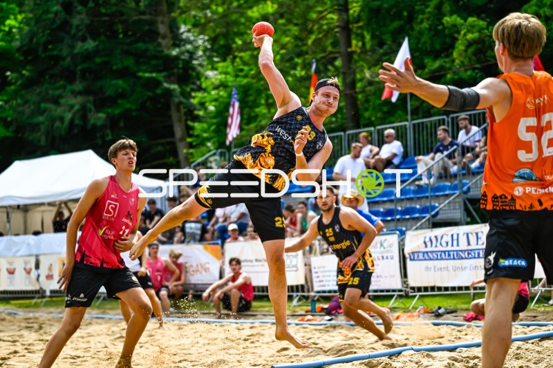 Spektakulärer Sprungwurf beim Beach-Handball-Turnier