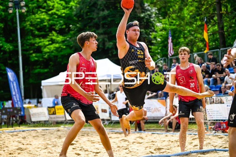 Spieler (#25; GER) springt zum Wurf beim Beach-Handball-Turnier