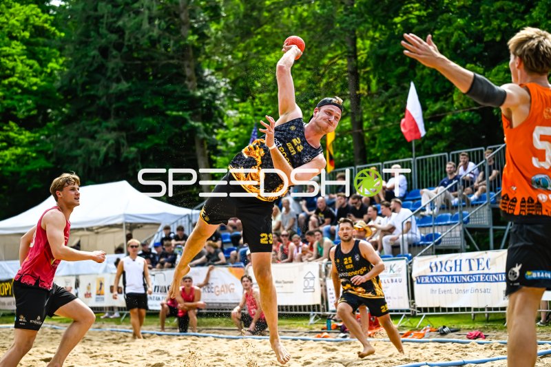 Spektakulärer Sprungwurf beim Beach-Handball-Turnier