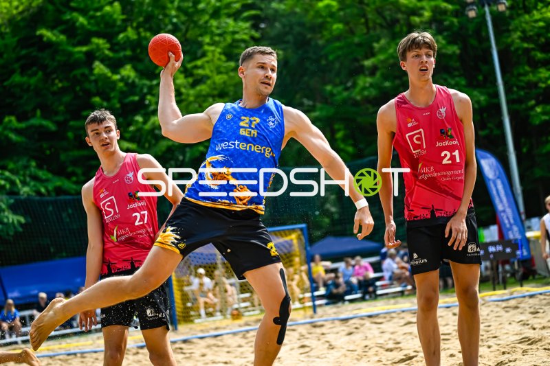 Spieler (#27; GER) beim Wurfversuch im Beach-Handball-Match