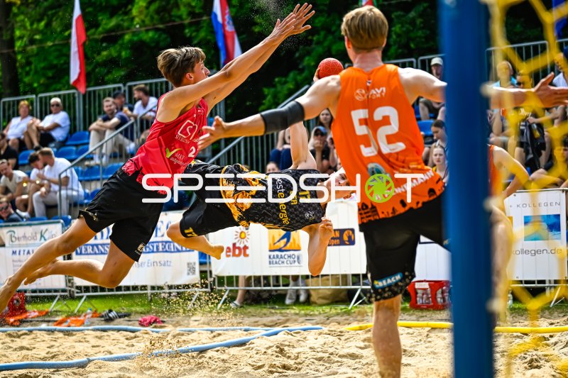Spektakulärer Wurf beim Karacho Beach Cup im Beach-Handball