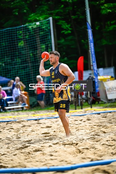 Spieler #25 beim Wurf im Beach-Handball