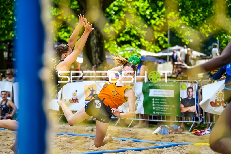GER #12 beim Wurfversuch im Beach-Handball-Turnier