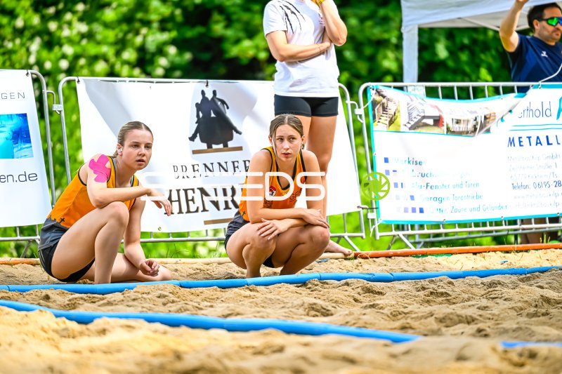 Zwei Beachvolleyball-Spielerinnen beobachten konzentriert das Spielgeschehen