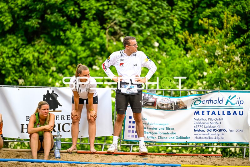 Trainer und Spielerin beobachten konzentriert das Spielgeschehen am Sandplatz
