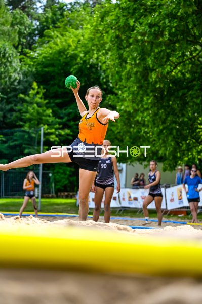 GER #10 beim Sprungwurf im Beach-Handball-Match
