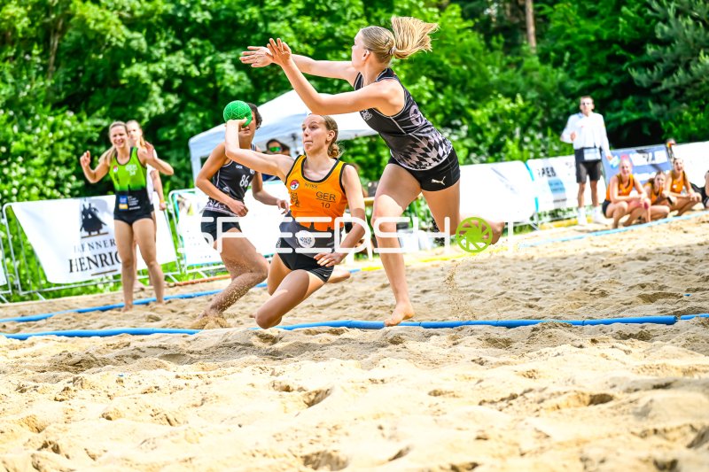 Zweikampf beim Beach-Handball: GER #10 gegen Abwehrspielerin