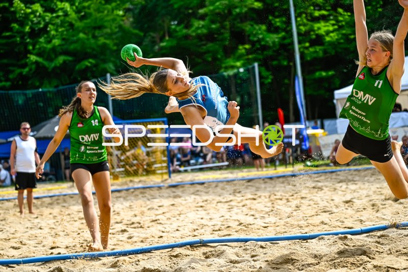 Spektakulärer Wurfversuch beim Beach-Handball im Zweikampf