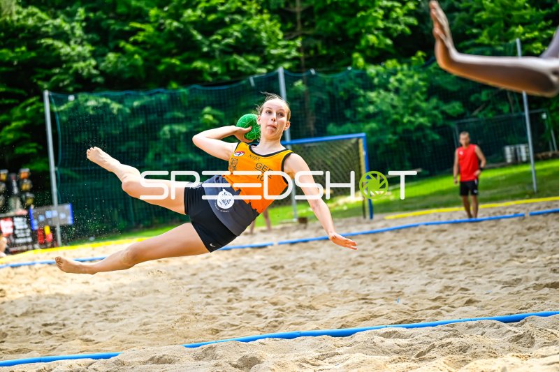 Spielerin (#10; Deutschland) mit Wurfaktion im Beach-Handball