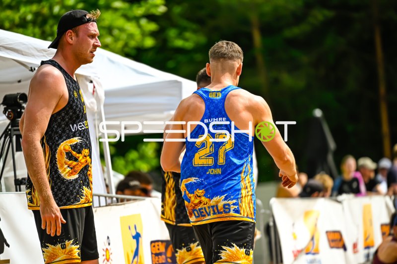 John (#27; Devils) und Gegenspieler beim Beach-Handball-Turnier