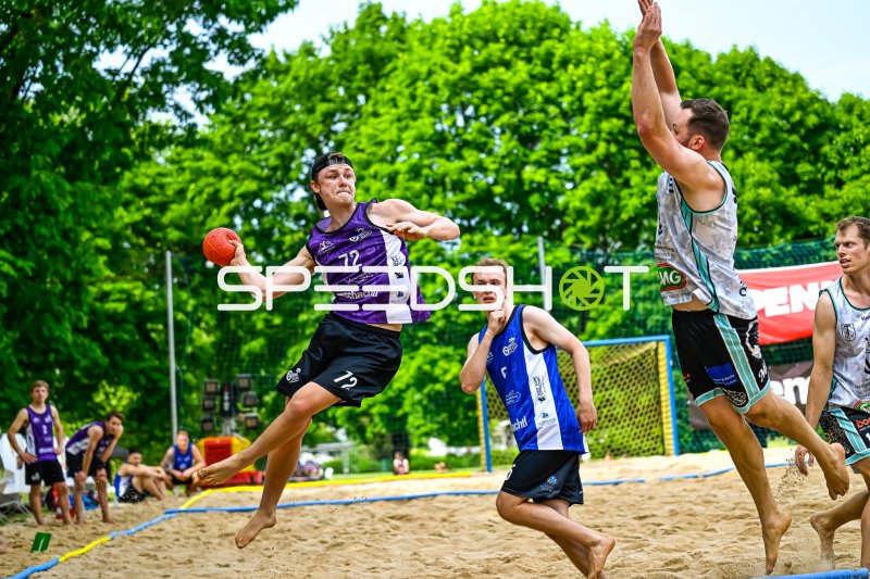Spieler #72 im Sprungwurf beim Beach-Handball-Turnier