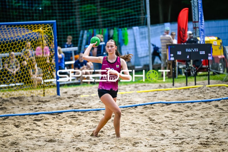 Spielerin beim Wurfansatz im Beach-Handball-Turnier