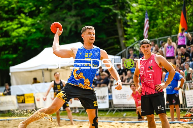 Spieler #27 (GER) beim Wurf im Beach-Handball-Match