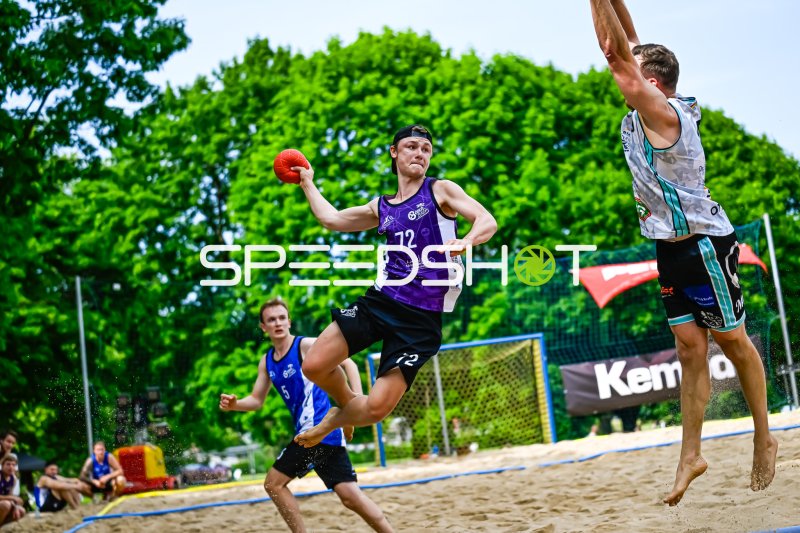 Spieler (#72) beim Wurfversuch im Beach-Handball-Match