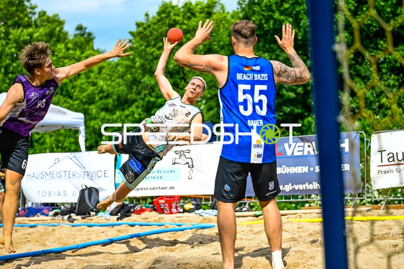 Bauer (#55; Beach Bazis) blockt Wurfversuch im Beach-Handball