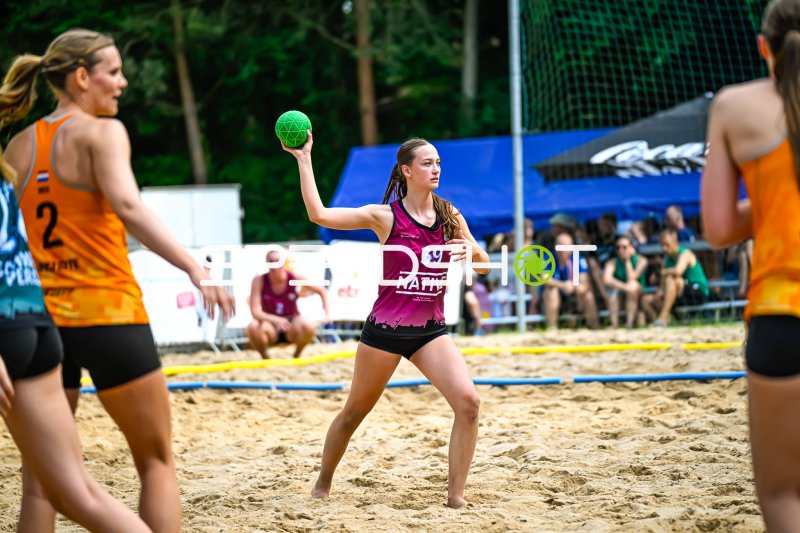 Spielerin #39 (Native) beim Wurfversuch im Beach-Handball