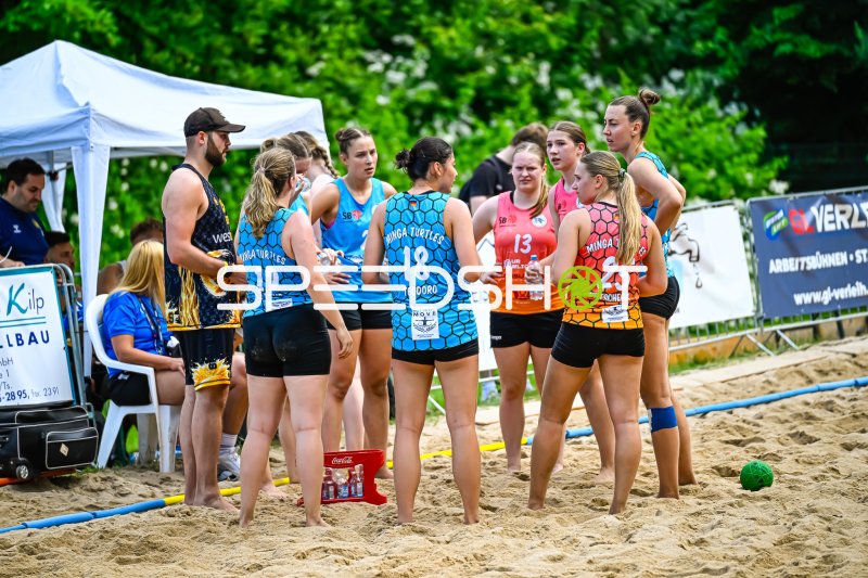 Minga Turtles beim Teamgespräch im Beach-Handball-Turnier