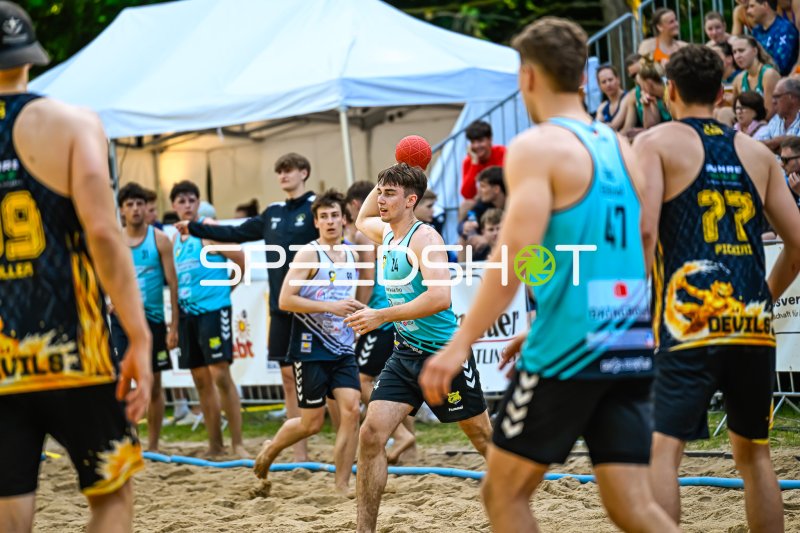 Spieler #24 im Angriff beim Beach-Handball-Turnier