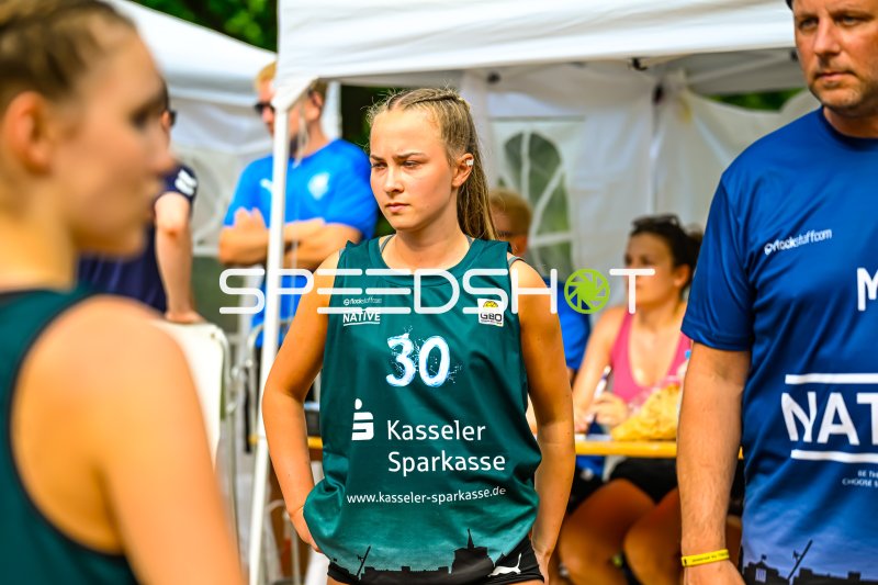 Spielerin #30 mit GBO-Logo bei Outdoor-Handballturnier